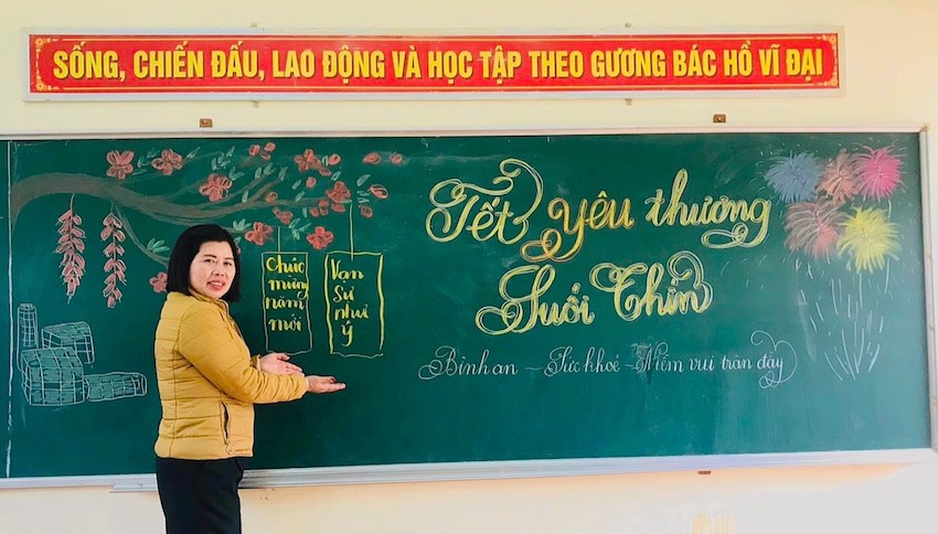 Cô Nguyễn Thị Quang, giáo viên chủ nhiệm lớp 2 trong bữa cơm Tết có thịt cho các em tại điểm trường Suối Thín. Ảnh: HẢI ĐĂNG