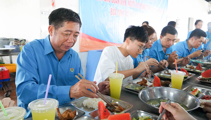 Chủ tịch LĐLĐ tỉnh Sóc Trăng Nguyễn Thanh Sơn dùng cơm trưa cùng công nhân tại Công ty TNHH Tuntex Sóc Trăng. Ảnh: Phương Anh