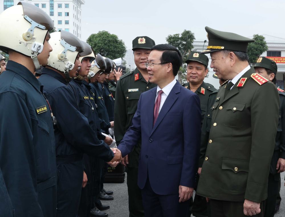 Chủ tịch nước Võ Văn Thưởng thăm hỏi, động viên các chiến sĩ Cảnh sát cơ động. 