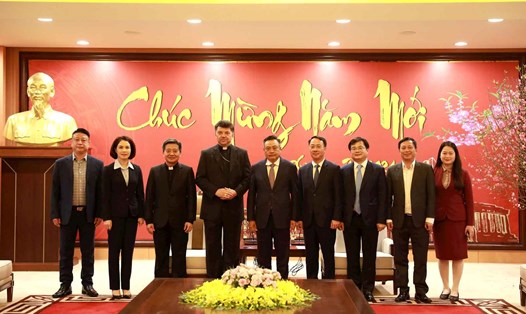 Lãnh đạo TP Hà Nội và đại diện thường trú Tòa thánh Vatican tại Việt Nam chụp ảnh lưu niệm. Ảnh: Tiến Thành