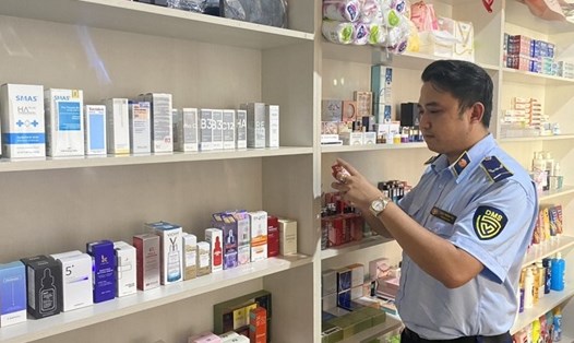 Lực lượng Quản lý thị trường tỉnh Đắk Lắk kiểm tra một cơ sở bán mỹ phẩm ở địa bàn TP Buôn Ma Thuột dịp cuối năm. Ảnh: Bùi Trang