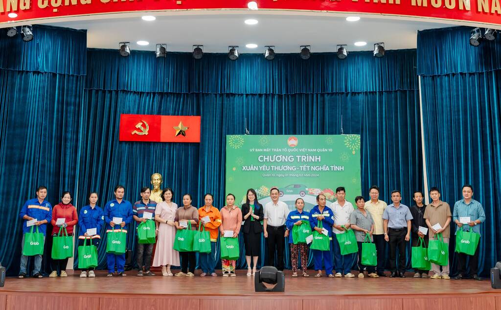 Đại diện Grab Việt Nam và UBMTTQVN trao quà cho bà con tại sự kiện được tổ chức tại quận 10 (TP.HCM) vào ngày 1.2.
