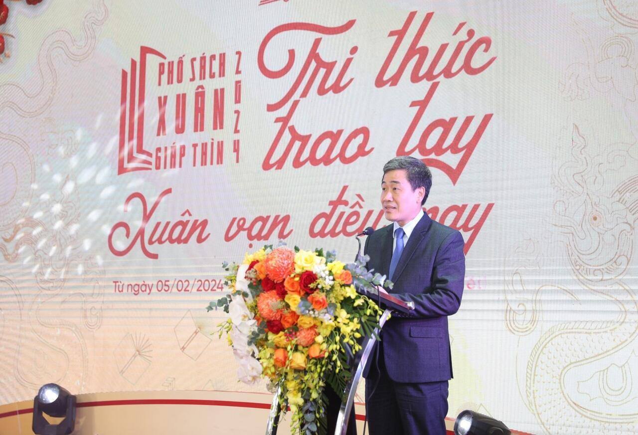 Phó Bí thư Thành ủy Nguyễn Văn Phong và các đại biểu thực hiện hiệu lệnh khai mạc Phố sách Xuân Giáp Thìn. Ảnh: Anh Vũ