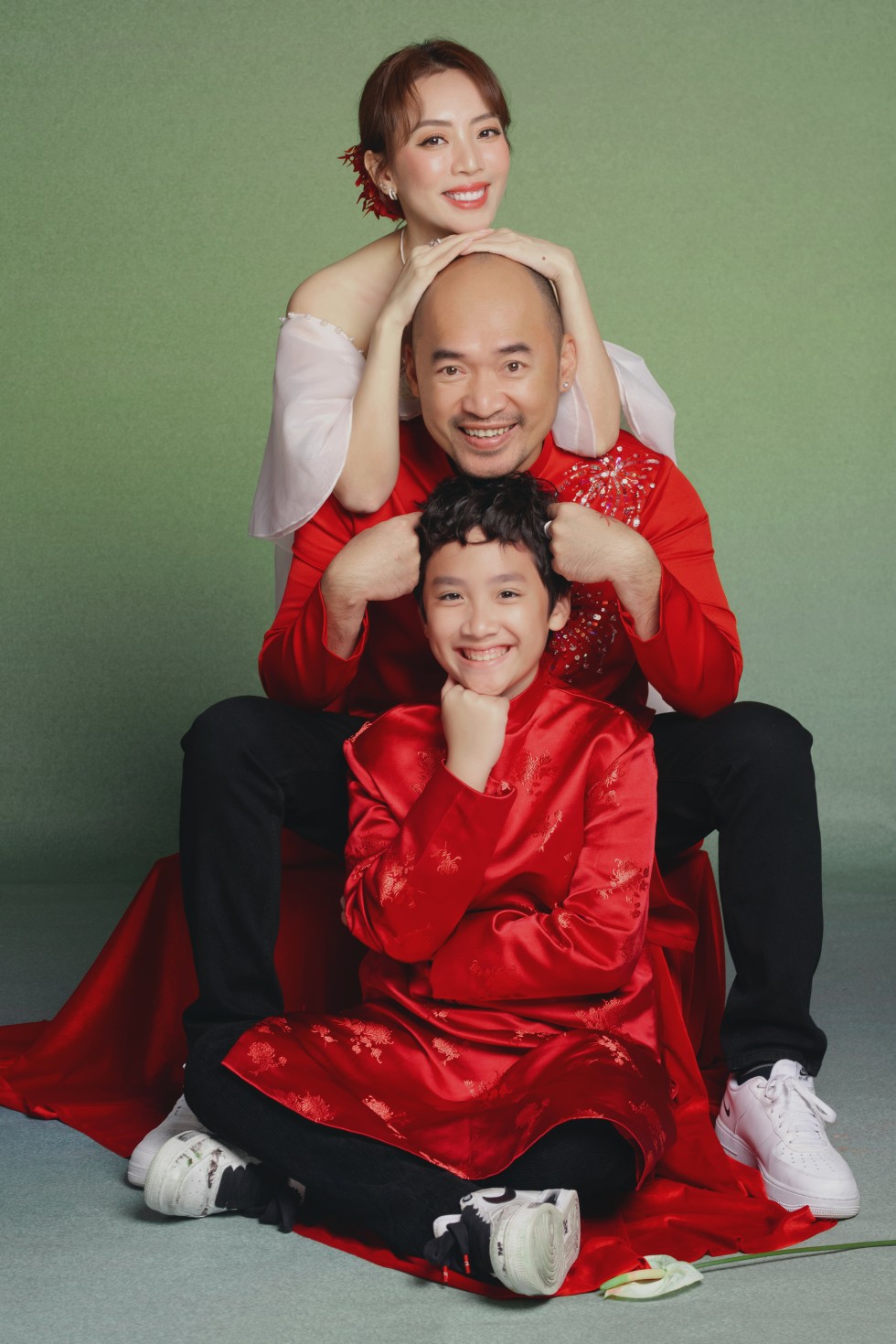 Con trai Thu Trang - Tiến Luật chụp ảnh Tết cùng bố mẹ. Ảnh: NVCC