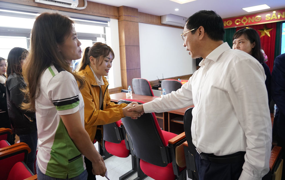 Bộ trưởng Bộ Ngoại giao Bùi Thanh Sơn hỏi thăm, tặng quà Tết đến công nhân, người lao động. Ảnh: Lâm Nguyễn