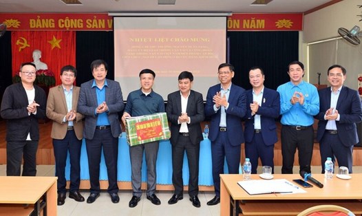 Lãnh đạo Bộ Giao thông Vận tải và Công đoàn Giao thông Vận tải Việt Nam tặng quà người lao động. Ảnh: CĐGTVT