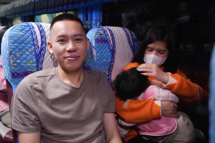 Công nhân Công ty phấn khởi trên xe về quê ăn Tết. Ảnh: Huy Du