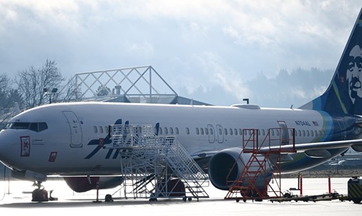 Máy bay Boeing 737 Max 9 của Alaska Airlines ở sân bay quốc tế Portland, Mỹ ngày 23.1.2024. Ảnh: AFP