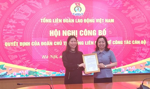 Phó Chủ tịch Tổng LĐLĐVN Thái Thu Xương trao quyết định của Đoàn Chủ tịch Tổng LĐLĐVN cho bà Hà Thị Phương Thảo. Ảnh: Hùng Quang