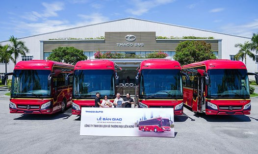 THACO AUTO bàn giao 04 xe bus cao cấp Mercedes-Benz cho Công ty Liên Hưng tại nhà máy THACO BUS. Ảnh: Thaco Auto