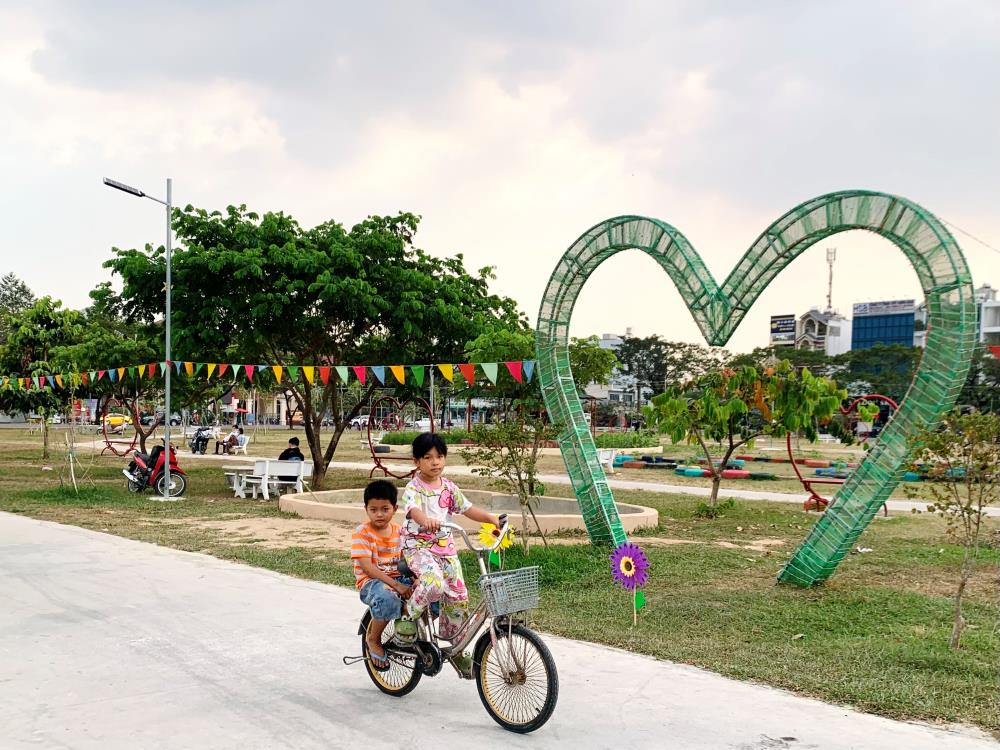 Tại quận 12, công viên vui chơi, giải trí, ẩm thực An Sương (phường Tân Hưng Thuận) cũng được hình thành trên khu đất bị bỏ hoang nhiều năm. Địa điểm này có diện tích 5 ha, ngoài cây xanh là thảm cỏ, ghế đá, các trò vui chơi như xích đu, máy tập thể dục, chỗ thả diều…