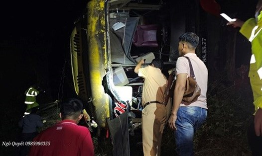 Cảnh sát khám nghiệm hiện trường vụ tai nạn giao thông ở Kon Tum Ảnh: Thanh Tuấn