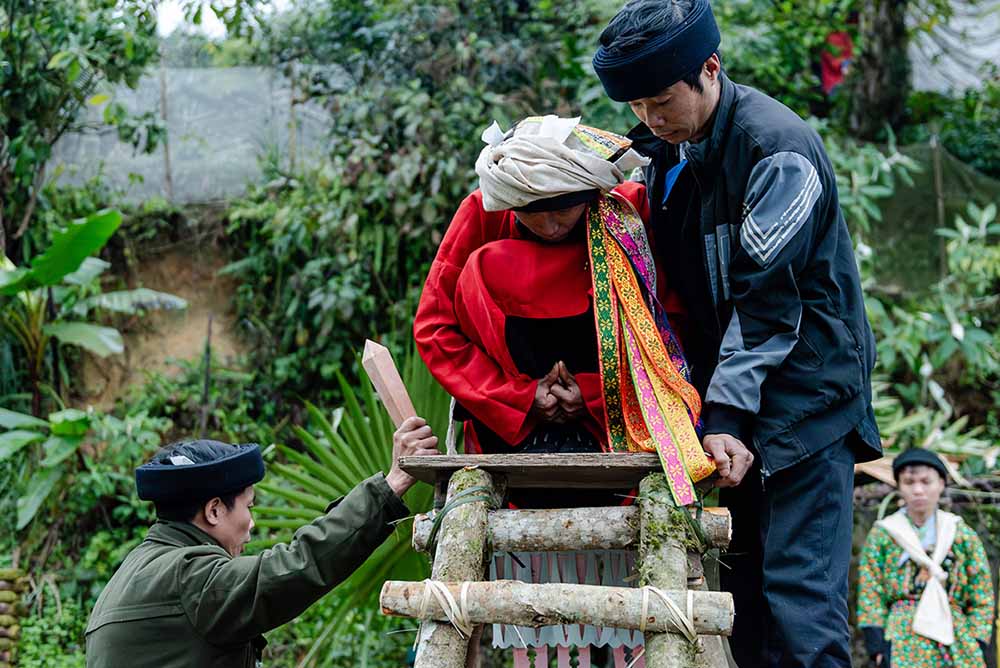 Người thụ lễ được đưa lên đàn cúng và anh phải ngồi ở tư thế bào thai trong bụng mẹ, mặt luôn hướng về phía đàn (hướng nam). 