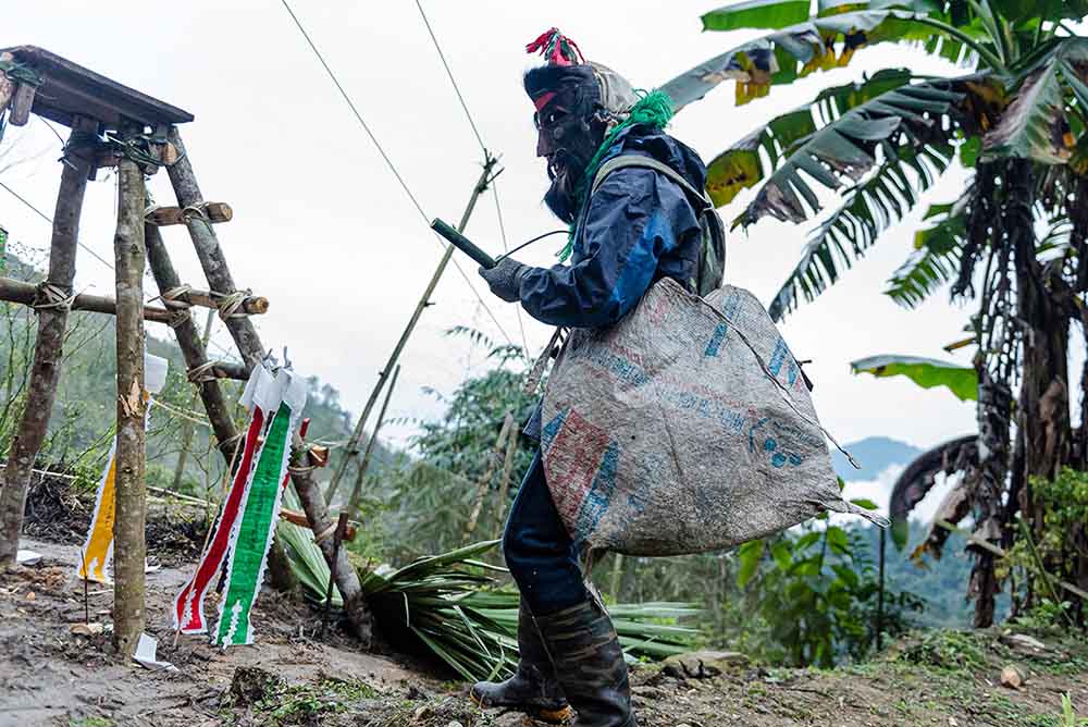 Người đeo mặt nạ Kadong xuất hiện diễn trò chạy tìm bắn con thú. Chiếc mặt nạ với mục đích đối phó với ma quỷ, cung tên sử dụng săn thú để nuôi con. 