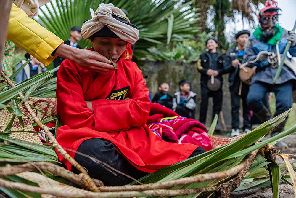 Những miếng ăn đầu tiên của anh Mạn sau khi được “sinh ra lần thứ hai”.