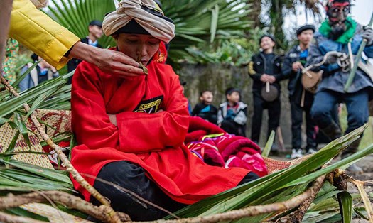Những miếng ăn đầu tiên của anh Mạn sau khi được “sinh ra lần thứ hai”.