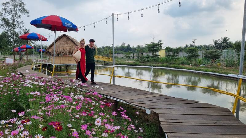 Du khách thoải mái bên khung cản nên thơ, hữu tình tại điểm tham quan chụp ảnh miễn phí tại Vĩnh Long. Ảnh: Hoàng Lộc