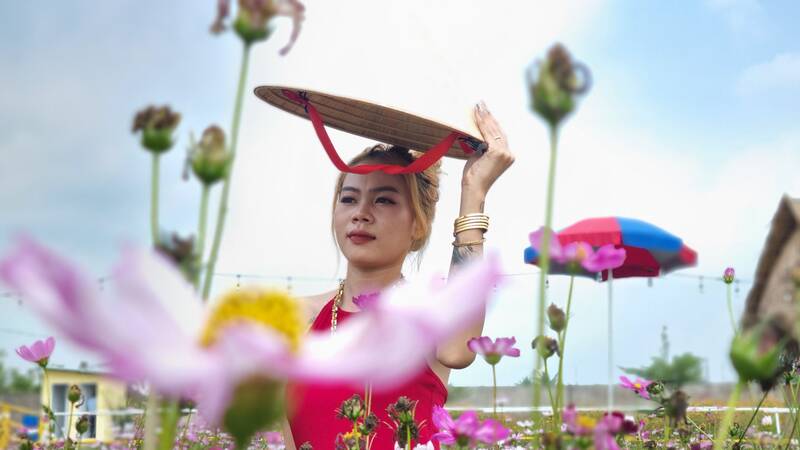 Khách check in vườn hoa mới ở huyện Long Hồ, Vĩnh Long. Ảnh: Hoàng Lộc