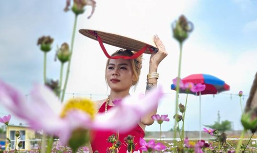 Khách check in vườn hoa mới ở huyện Long Hồ, Vĩnh Long. Ảnh: Hoàng Lộc