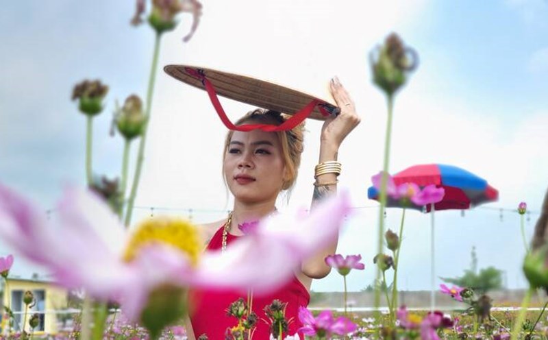 Khách check in vườn hoa mới ở huyện Long Hồ, Vĩnh Long. Ảnh: Hoàng Lộc