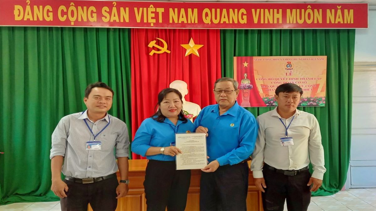Ông Võ Huy Luận - Chủ tịch LĐLĐ TP Phan Thiết trao quyết định thành lập CĐCS BQL Dịch vụ công TP Phan Thiết. Ảnh: Phạm Duy