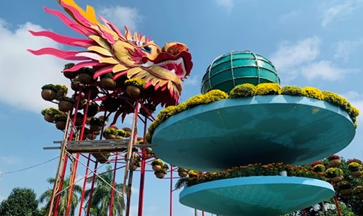 Linh vật rồng được đặt trên đài phun nước ở công viên Ba Tơ do nghệ nhân Bùi Thanh Hên ở huyện đảo Lý Sơn thiết kế. Ảnh: Ngọc Viên