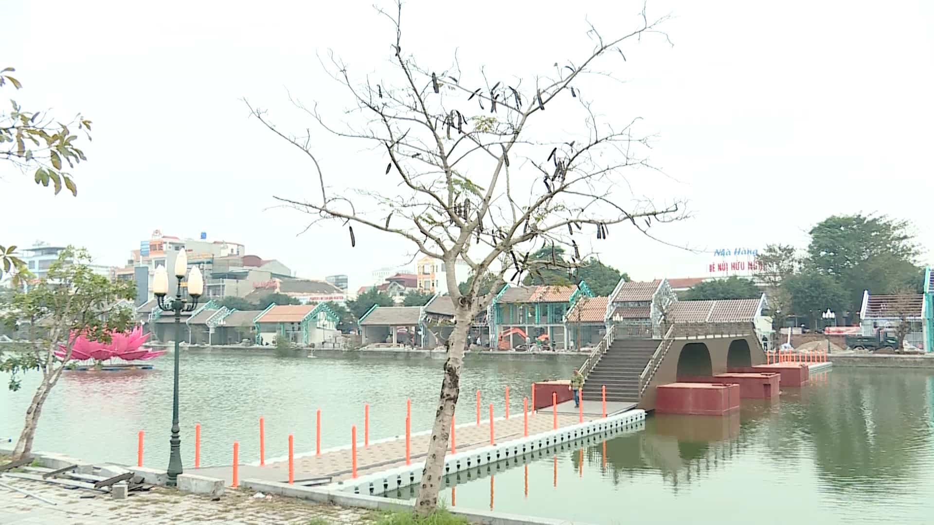 Việc mở rộng khu phố cổ Hoa Lư giai đoạn 2 đang được gấp rút hoàn thiện để phục vụ du khách tham quan dịp Tết. Ảnh: Nguyễn Trường