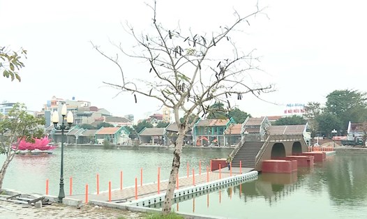 Việc mở rộng khu phố cổ Hoa Lư giai đoạn 2 đang được gấp rút hoàn thiện để phục vụ du khách tham quan dịp Tết. Ảnh: Nguyễn Trường