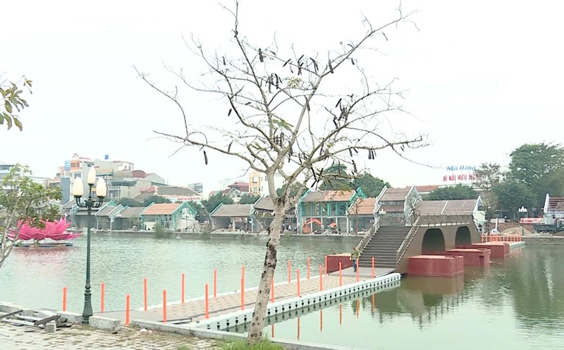 Việc mở rộng khu phố cổ Hoa Lư giai đoạn 2 đang được gấp rút hoàn thiện để phục vụ du khách tham quan dịp Tết. Ảnh: Nguyễn Trường