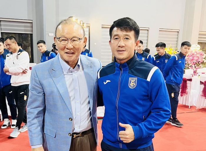 Ông Park Hang-seo và cầu thủ Quang Tình. Ảnh: FBNV