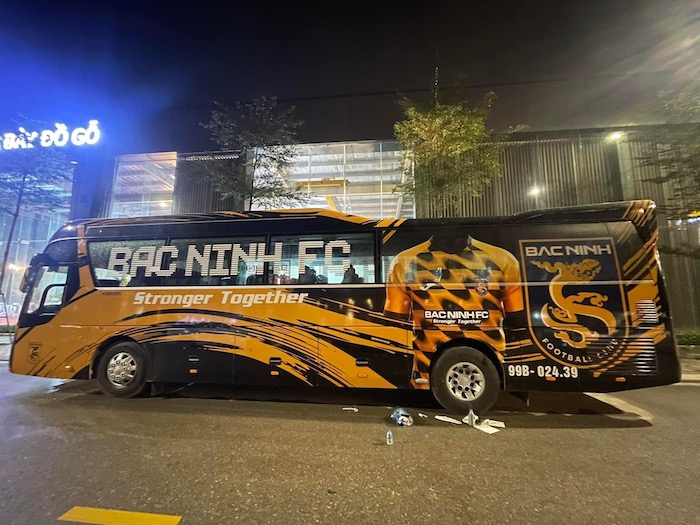 Xe buýt di chuyển của câu lạc bộ Bắc Ninh. Ảnh: BNFC