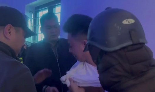 Cán bộ Đội Cảnh sát hình sự - Công an huyện Tiền Hải (tỉnh Thái Bình) áp sát, bắt gọn đối tượng truy nã đặc biệt nguy hiểm Nguyễn Đức Diên. Ảnh: Nam Hồng