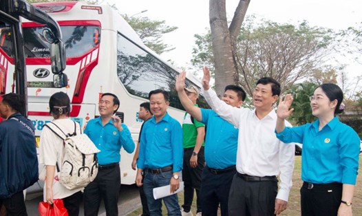 Ông Võ Văn Minh - Chủ tịch UBND tỉnh Bình Dương tặng quà tiễn công nhân về quê ăn Tết. Ảnh: Hoàng Trung