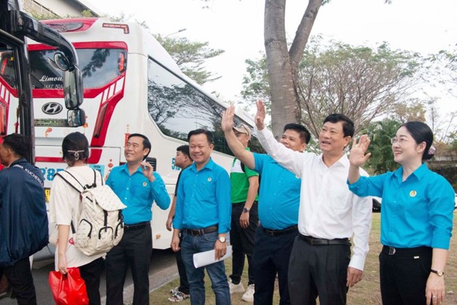 Hàng nghìn công nhân về quê đón Tết trên chuyến xe miễn phí của Công đoàn