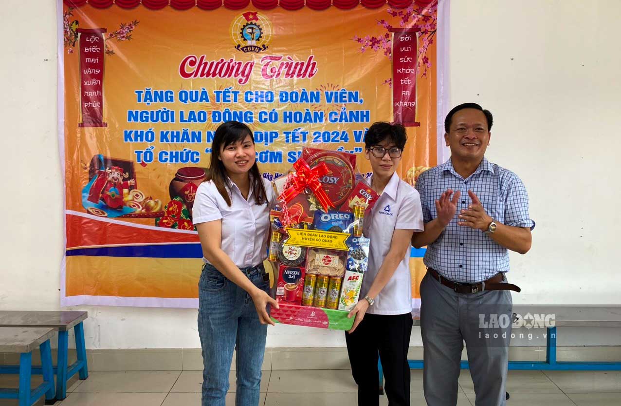 Ông Nguyễn Nhật Trường - Chủ tịch LĐLĐ huyện Gò Quao tặng quà cho CĐCS công ty. Ảnh: LĐLĐ Gò Quao