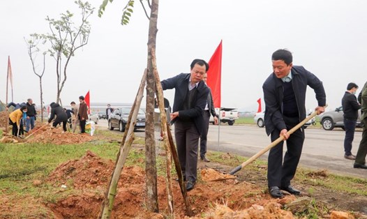 Các đồng chí lãnh đạo địa phương tham gia trồng hàng cây công đoàn. Ảnh: Quốc cường