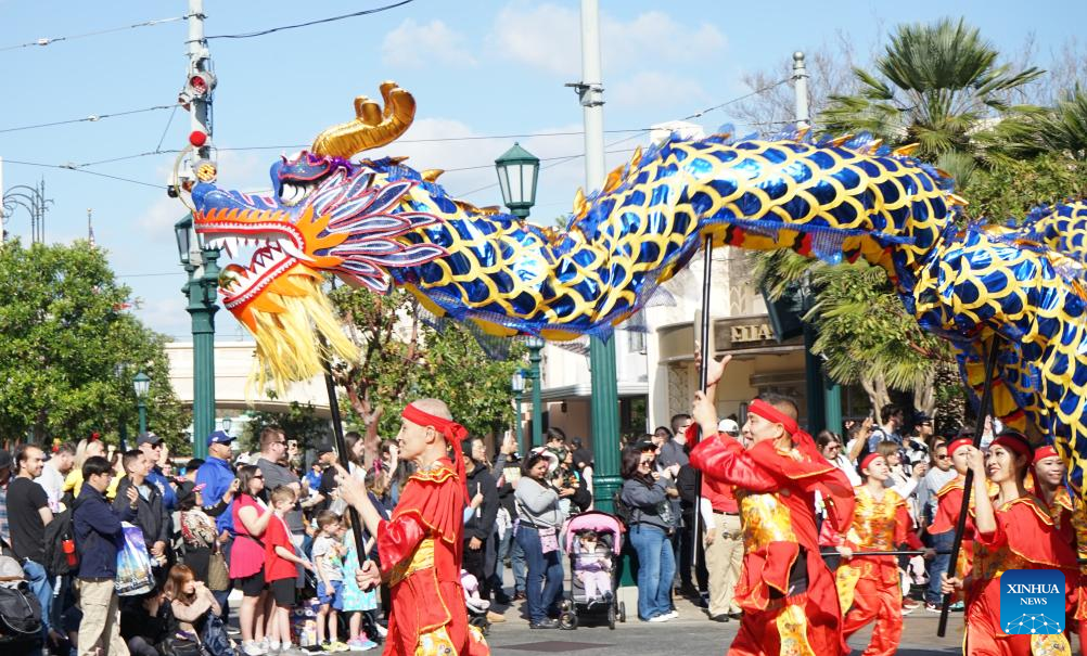 Công viên giải trí nổi tiếng Disney California Adventure Park ở Anaheim, bang California, Mỹ cũng tổ chức nhiều buổi biểu diễn, múa lân rồng mang tới không khí lễ hội Tết Nguyên đán Giáp Thìn tới du khách từ cuối tháng 1. Ngoài ra, khu nghỉ dưỡng Disneyland tại đây cũng mở màn dịp Tết Nguyên đán với rất nhiều show diễn nghệ thuật, hoạt động và ẩm thực thú vị.