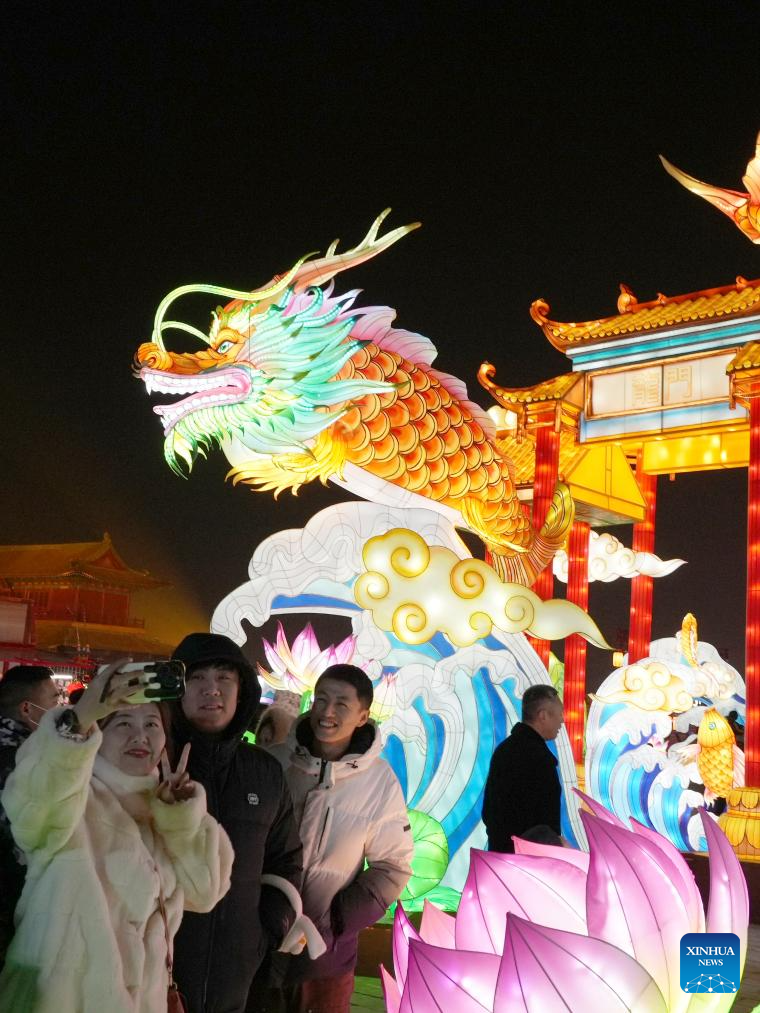 Du khách chụp ảnh selfie khi tận hưởng đêm diễn đèn lồng ở cổ trấn Chính Định, Thạch Gia Trang, tỉnh Hà Bắc, Trung Quốc. Ngoài trình diễn đèn lồng, người dân địa phương còn có nhiều hoạt động khác để đón chào năm mới và kỳ nghỉ Tết Âm lịch tại đây.