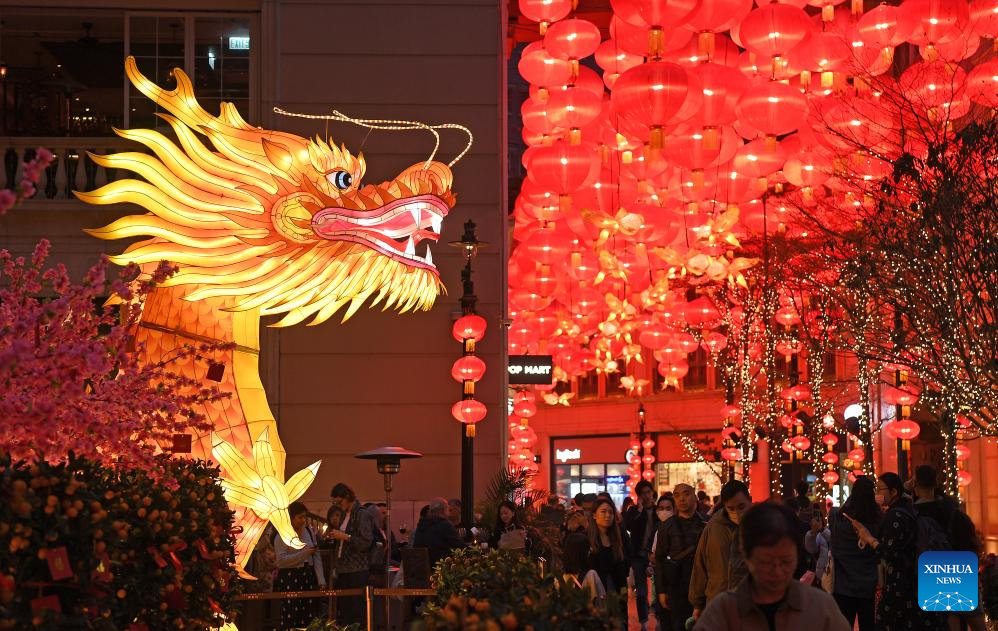 Không khí Tết Nguyên đán rộn ràng trong từng công trình trang trí đường phố ở Hong Kong.
