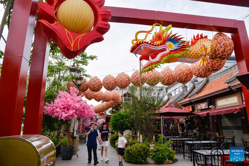Trang trí các họa tiết rồng trong phố Pantjoran, khu Chinatown ở Jakarta, Indonesia. Tết Nguyên đán Giáp Thìn càng gần thì không khí lễ hội dần ngập tràn khu Chinatown và những trung tâm thương mại ở Jakarta.