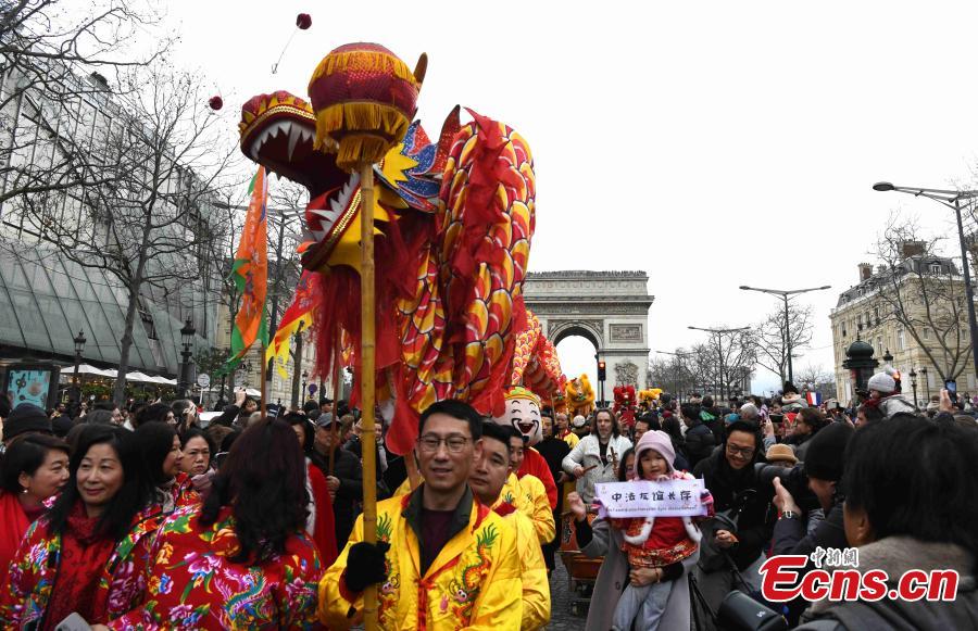 Chương trình múa lân múa rồng ở đại lộ Champs-Elysees ngay trước Khải Hoàn Môn ở Paris, Pháp ngày 4.2 thu hút đông đảo du khách đến chiêm ngưỡng. Ảnh: ecns