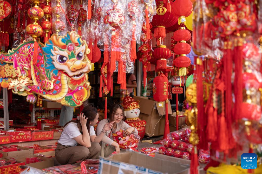 Người dân, khách mua đồ trang trí Tết Nguyên đán ở chợ địa phương tại thủ đô Vientiane, Lào vào đầu tháng 2.2024.