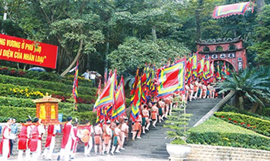 Giỗ tổ Hùng Vương - Lễ hội Đền Hùng thu hút hàng triệu lượt đồng bào và du khách - đã trở thành một nét văn hóa độc đáo của người Việt. Ảnh: Phong Vân