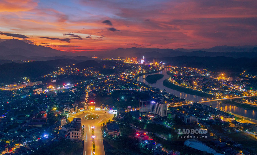 Đêm về, thành phố Lào Cai như khoác tấm áo mới mang sắc màu lung linh, huyền ảo.