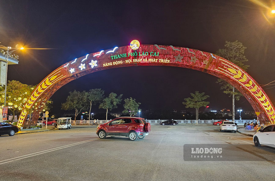 Phố đi bộ rực rỡ ngày cuối năm.