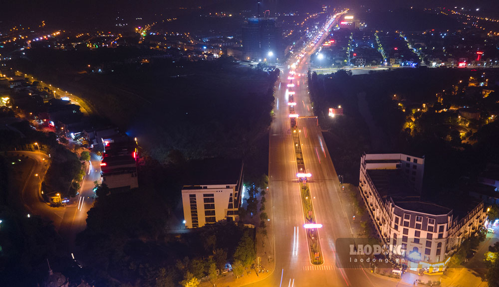 Đại lộ Trần Hưng Đạo về đêm bình yên khác hẳn với sự đông đúc ban ngày.