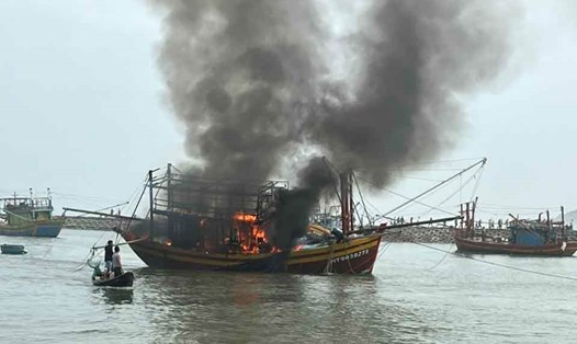 Hiện trường tàu cá của ngư dân Mai Hồng Trịch bốc cháy dữ dội. Ảnh: Kỳ Lợi.