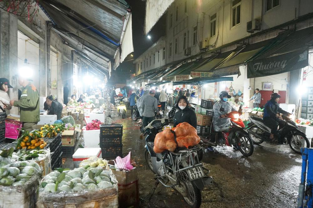 Được biết, đây là khu chợ đầu mối rau, củ, quả và thực phẩm lớn nhất xứ Thanh, với trên 1.000 ki ốt kinh doanh cố định và không cố định. Hàng ngày, chợ bắt đầu họp từ khoảng 18h tối đến sáng ngày hôm sau. Ảnh: Quách Du