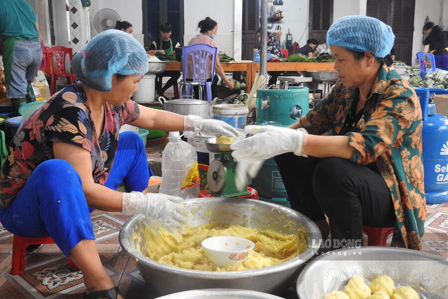Tháng trước Tết, với khoảng 5.000 đến 6.000 chiếc bánh chưng được tung ra thị trường mỗi ngày, cơ sở của nghệ nhân Nguyễn Thị Ảnh đang tạo việc làm cho gần 30 lao động địa phương. Ảnh: Tô Công.