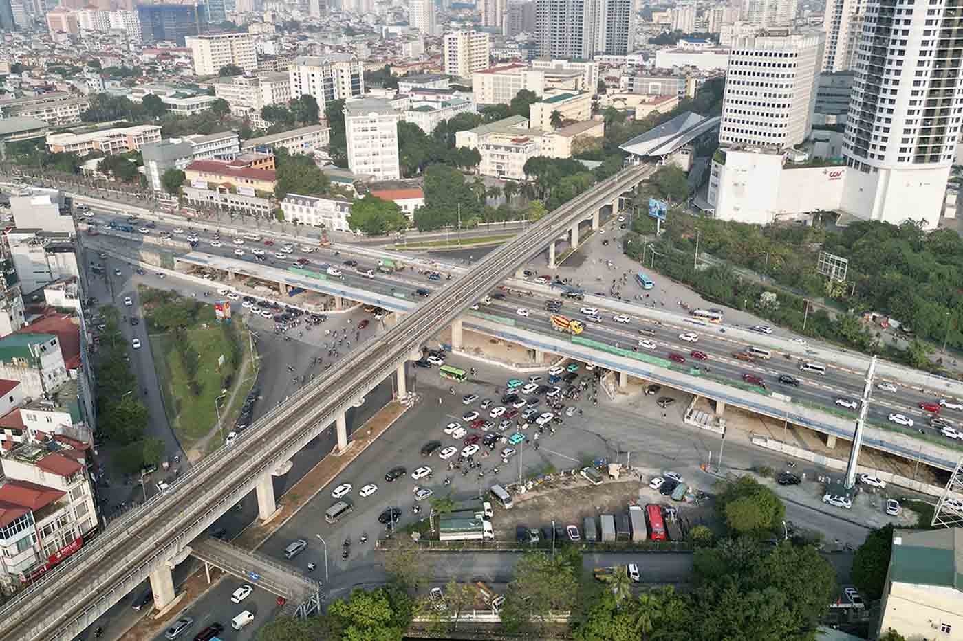 Dự án xây dựng hai đơn nguyên cầu đô thị và tổ chức giao thông nút giao Mai Dịch (quận Cầu Giấy, Hà Nội) được triển khai trên chiều dài khoảng 700m, khởi công ngày 14.2.2023, dự kiến hoàn thành sau một năm.